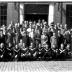 Kampioenviering Allewaert: groepsfoto aan stadhuis, Izegem 1957