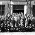 Kampioenviering Allewaert: groepsfoto aan stadhuis, Izegem 1957