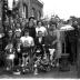 Kampioenviering, groepsfoto aan woonhuis: Noel Vroman kampioen, Izegem 1957