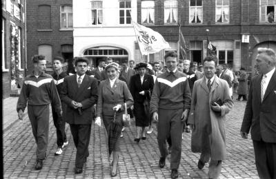 Kampioenviering Allewaert: Allewaert en Declercq (?) komen aan op markt, Izegem, 1957