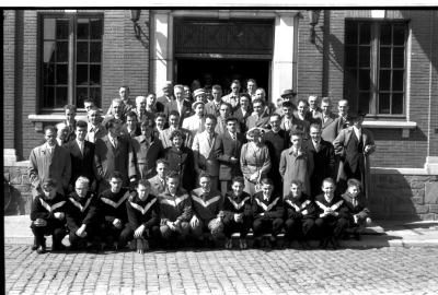 Kampioenviering Allewaert: groepsfoto aan stadhuis, Izegem 1957