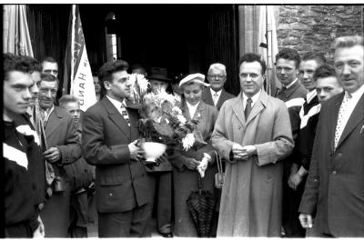 Kampioenviering Allewaert: Allewaert met Declercq aan kerk, Izegem 1957