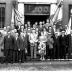 Kampioenviering vinkenzetters: Groepsfoto vinkenzetters  aan gemeentehuis, Emelgem 18-08-1957