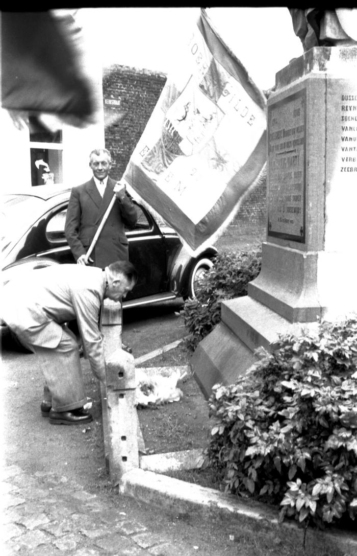 Kampioenviering vinkenzetters: kampioen legt bloemen aan monument, Emelgem 18-08-1957