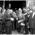 Kampioenviering Allewaert: Allewaert met Declercq aan kerk, Izegem 1957