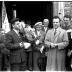 Kampioenviering Allewaert: Allewaert met Declercq aan kerk, Izegem 1957