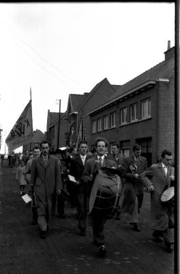 Kampioenviering Allewaert: muziek van KWB Emelgem begeleidt stoet, Izegem 1957
