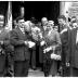 Kampioenviering Allewaert: Allewaert met Declercq aan kerk, Izegem 1957