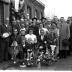 Kampioenviering, groepsfoto aan woonhuis: Noel Vroman kampioen, Izegem 1957