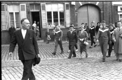 Kampioenviering Allewaert, clubleden arriveren op markt, Izegem 1957