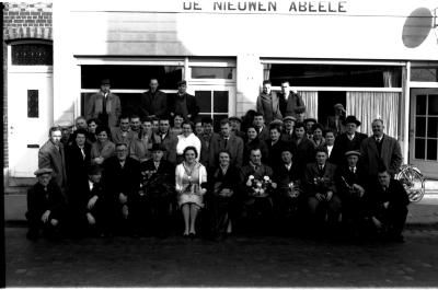Kampioenhuldiging vinkenclub in café "De nieuwen Abeele", Izegem, 1959