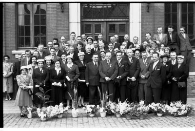 Huldiging gedecoreerden Unions: groepsfoto op de stoep van het stadhuis, Izegem 1957