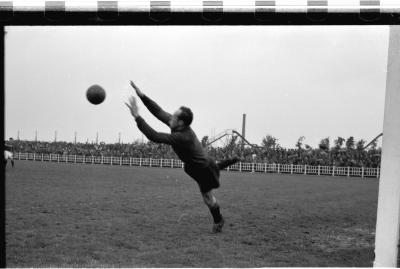 Voetbalkeeper Misplon plukt de bal, Izegem 1957