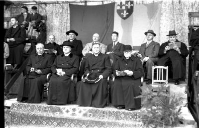 Monseigneur Desmedt met priesters op podium, Izegem 1957