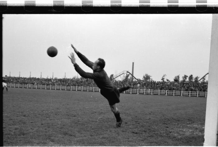 Voetbalkeeper Misplon plukt de bal, Izegem 1957