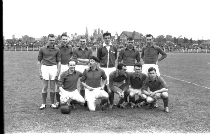 Spelers van SV Waregem poseren op veld, Izegem 1957