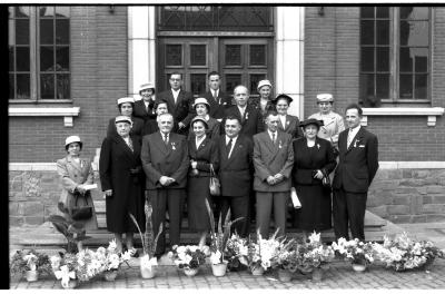 Huldiging gedecoreerden Unions: gedecoreerden met bestuur aan stadhuis, Izegem 1957