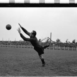 Voetbalkeeper Misplon plukt de bal, Izegem 1957
