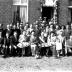 Groepsfoto ter gelegenheid van kampioenviering vinkenzetting: G. Lioen is kampioen, Izegem 1957
