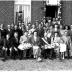 Groepsfoto ter gelegenheid van kampioenviering vinkenzetting: G. Lioen is kampioen, Izegem 1957