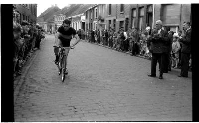 Wielerwedstrijd: spurt in Kortrijkstraat, Izegem 1957