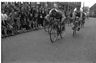 Wielerwedstrijd: spurt voor ereplaats in Kortrijksestraat, Izegem 1957