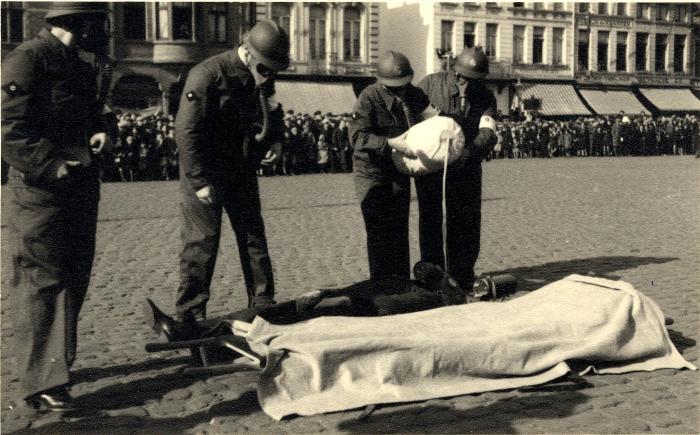 Oefening Passieve Luchtbescherming, verzorgen gewonde, 1938