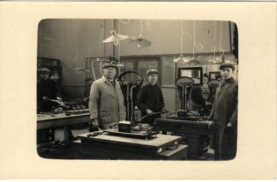 Arbeiders monteren weegtoestellen in de fabriek Sabbe & Steenbrugge (SAST)