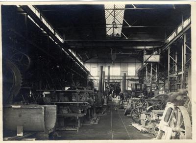 Arbeider aan het werk in de fabriek Sabbe & Steenbrugge (SAST)