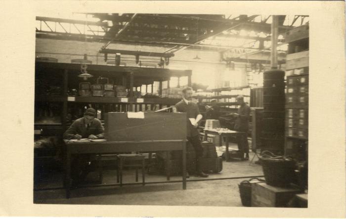 Arbeiders aan het werk in de fabriek Sabbe & Steenbrugge (SAST)