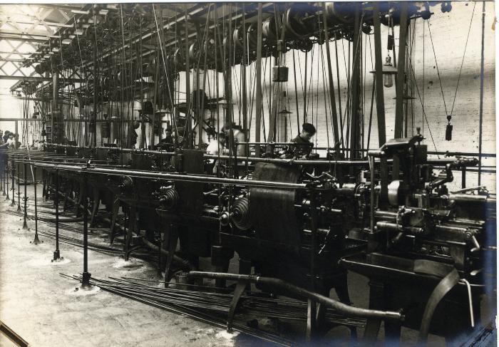 Arbeiders aan het werk in de fabriek Sabbe & Steenbrugge (SAST)