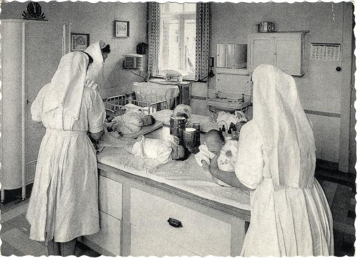 Zusters aan het werk in het moederhuis