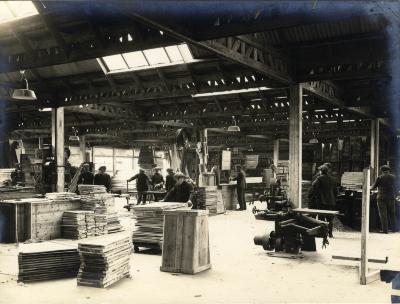 Arbeiders aan het werk in de kistenafdeling van de fabriek Sabbe & Steenbrugge (SAST)