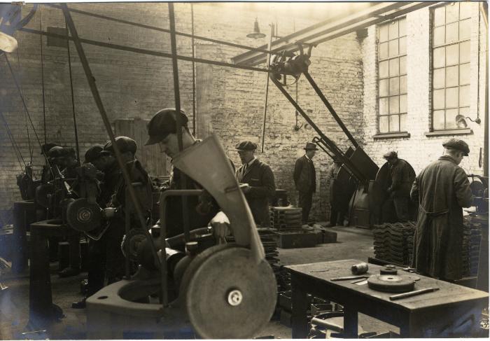 Arbeiders aan het werk in de fabriek Sabbe & Steenbrugge (SAST)