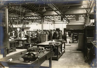Arbeiders aan het werk in de fabriek Sabbe & Steenbrugge