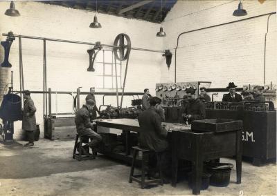 Arbeiders aan het werk in de fabriek Sabbe & Steenbrugge (SAST)