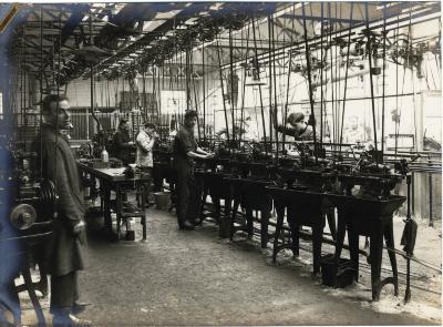Arbeiders aan het werk in fabriek Sabbe & Steenbrugge (SAST)