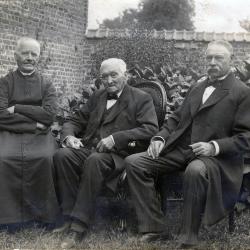 Honderdjarige Petrus Debrabander met pastoor Slosse en waarnemend burgemeester Vandenberghe, 1916