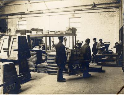 Arbeiders aan het werk in de verpakkingsafdeling van de fabriek Sabbe & Steenbrugge (SAST)