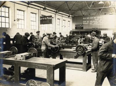Arbeiders aan het werk in fabriek Sabbe & Steenbrugge (SAST)