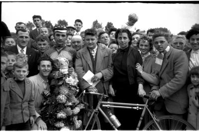 Wielerwedstrijd in Krekelstraat: Bultinck poseert met R. Decock, Izegem 1957