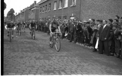 Wielerwedstrijd in Krekelstraat: Bultinck wint, Izegem 1957