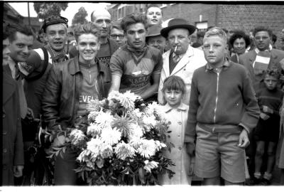 Wielerwedstrijd in Krekelstraat: Bultinck poseert met nonkel, Izegem 1957