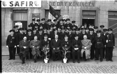 Lendeleedse brandweer poseert voor café "De dry koningen", Lendelede, 1959