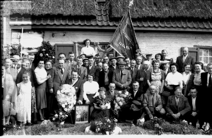 Kampioenenviering 'De Zanzibars': groepsfoto, Izegem 1957