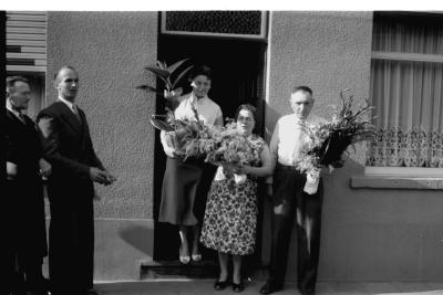 Kampioen 'De Eendracht' krijgt bloemen thuis; Izegem 1957