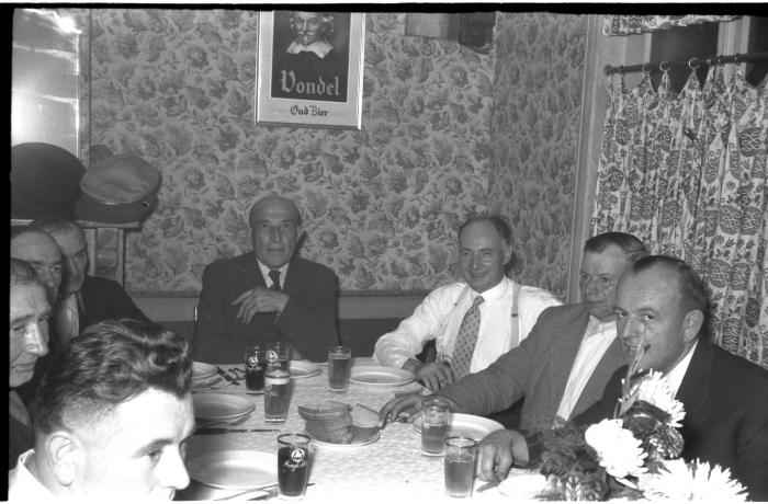 Viering 50 jaar 'spoorders': P Berghe aan tafel, Izegem 1957