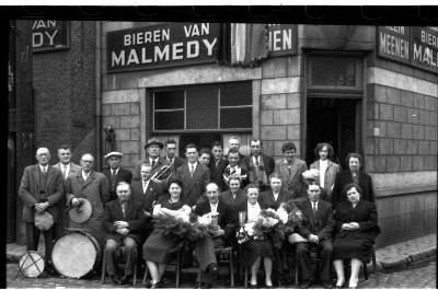 Kampioenviering café 'Klein Meenen': groepsfoto, Izegem 1957