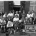 Kampioenviering vinkenzetting Sint-Jansvinken: familiefoto met kampioen Vanhaecke, Izegem 1957