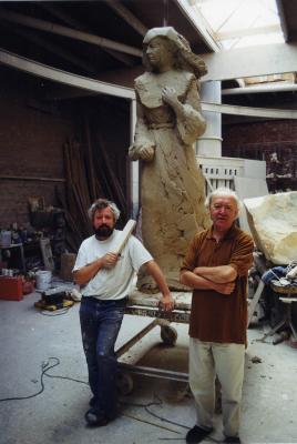 Isidoor Goddeeris en Geert Vanallemeersch bij standbeeld, 1999